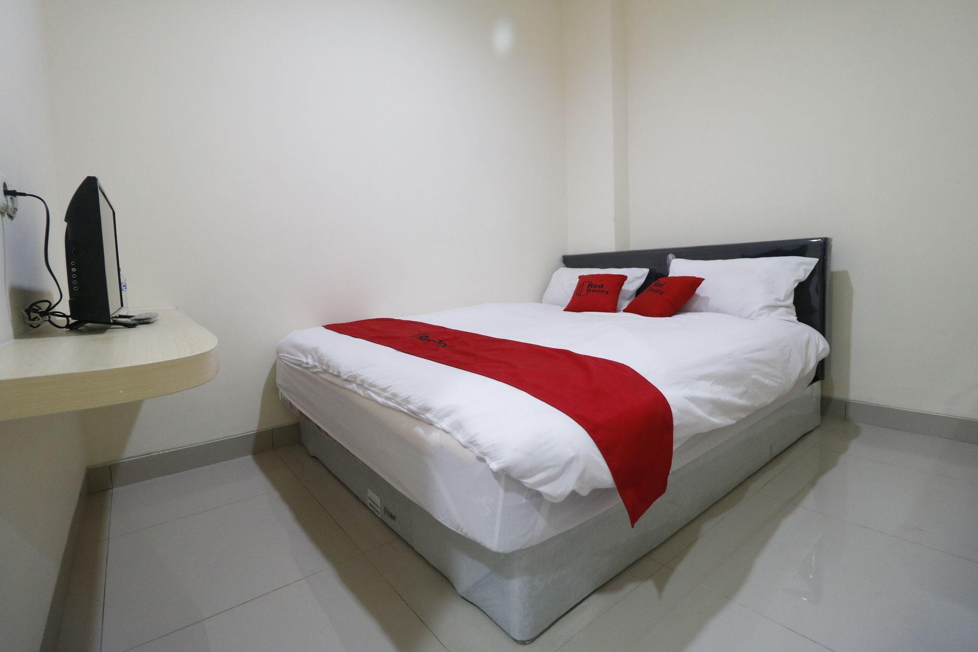Reddoorz Plus Near Mall Ciputra Jakarta Exterior photo