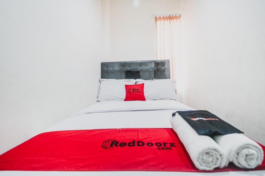 Reddoorz Plus Near Mall Ciputra Jakarta Exterior photo