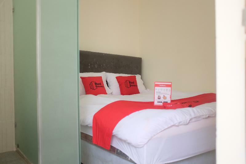 Reddoorz Plus Near Mall Ciputra Jakarta Exterior photo