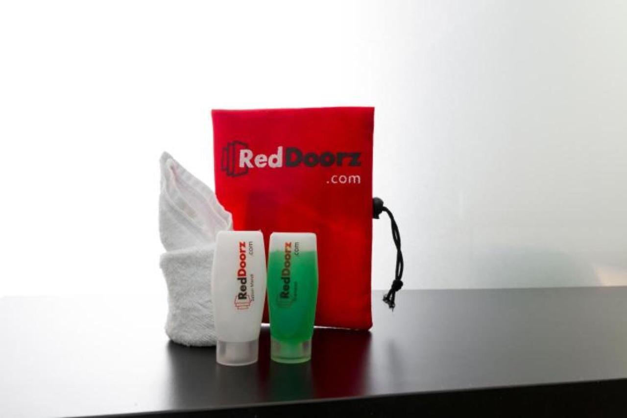 Reddoorz Plus Near Mall Ciputra Jakarta Exterior photo