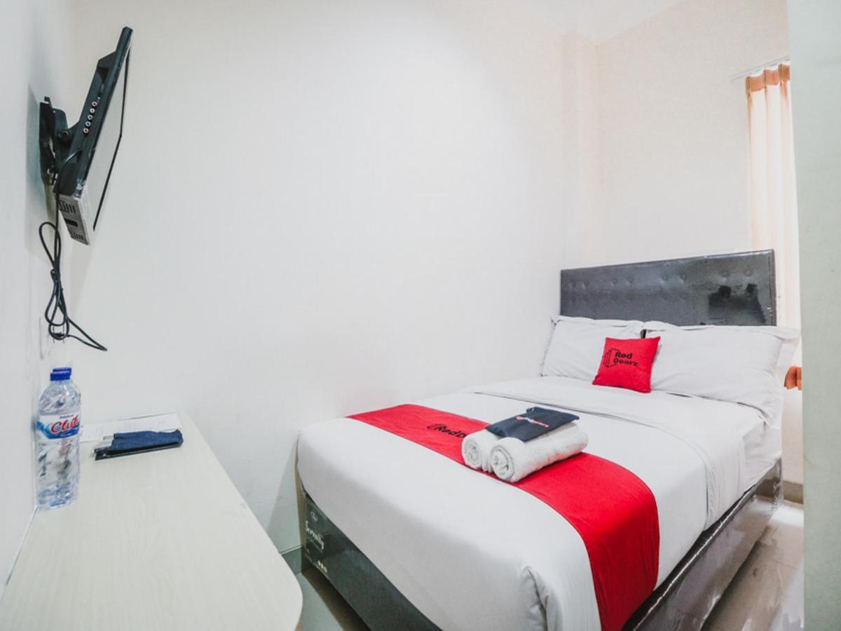 Reddoorz Plus Near Mall Ciputra Jakarta Exterior photo